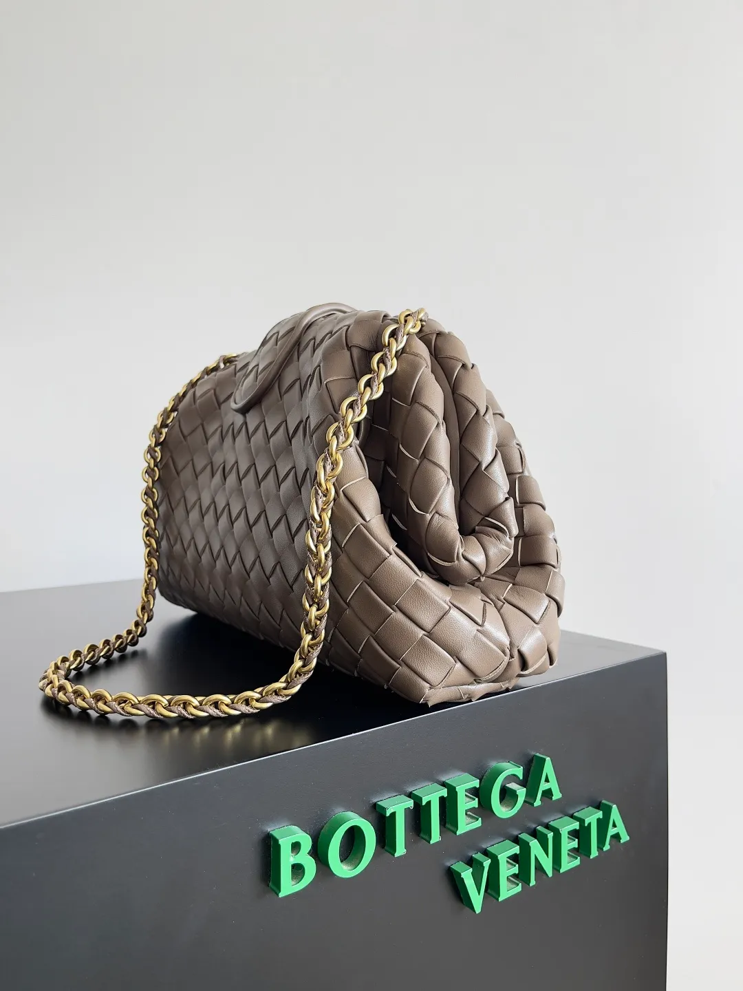 Batch 2260 BOTTEGA VENETA Lady's LAUREN CLUTCH Chain Clutch was inspired by 40 years ago. It is a perfect fusion of classic and modern bags. It is effortless and fashionable for any occasion and at any time. The newly added detachable metal chain allows people to have more ways to carry it. It is grand and elegant. Style No.: 785807 Size: 31.5*16.5*11cm